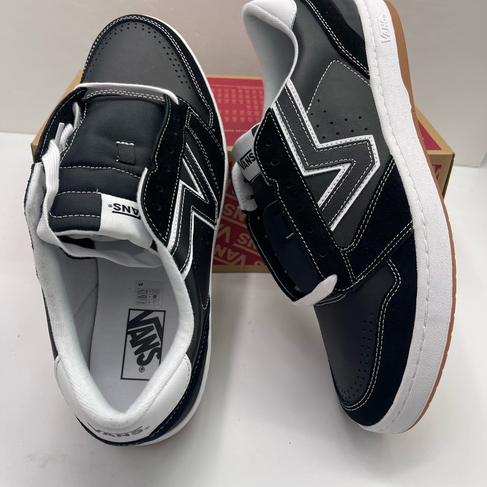 Vans • Men's Black and White Lowland 2.0
Black/White
VN000D6RBZW Sneakers Skate - Picture 11 of 16